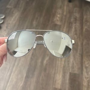 Silver/chrome aviator sunglasses